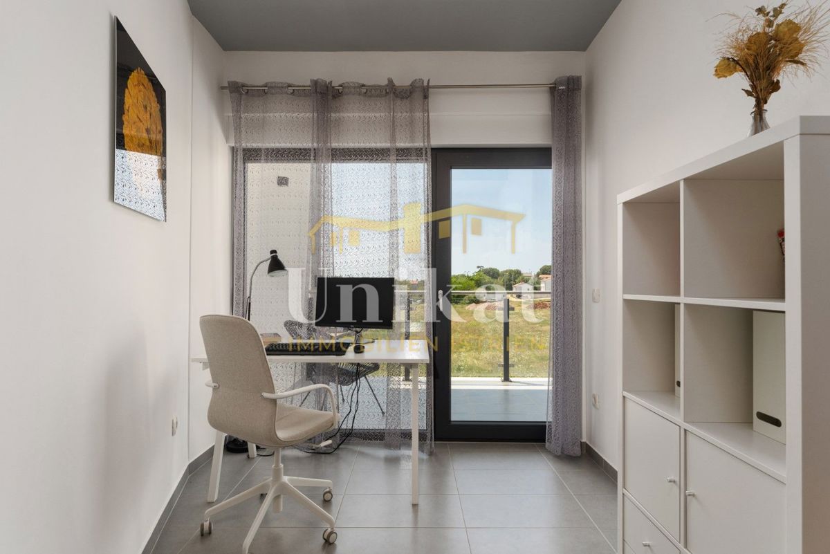 Moderna dvojna hiša s bazenom in pogledom na morje